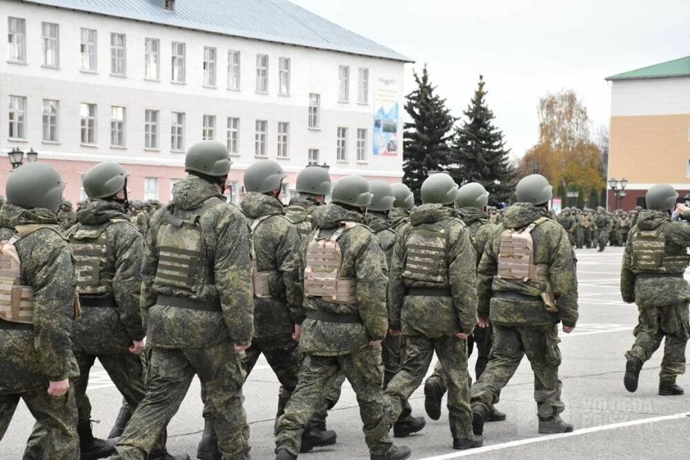 Бронежилеты мобилизация. Бронежилет для мобилизованных. Построение военнослужащих. Бронежилет украинской армии.