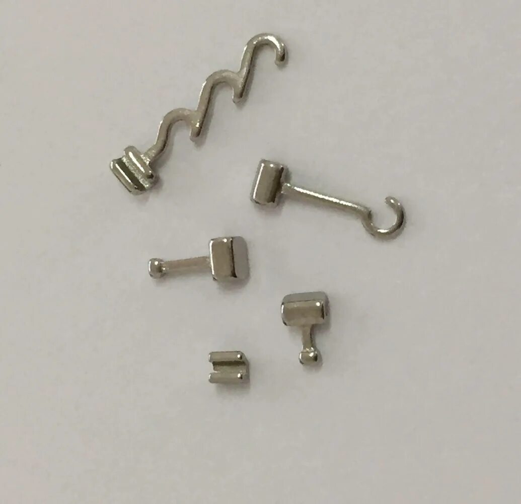 Ортодонтические винты ormco. Крючок для ортодонтических резинок. Крючки для брекетов. Брекеты межчелюстные эластики. Крючки для брекетов.