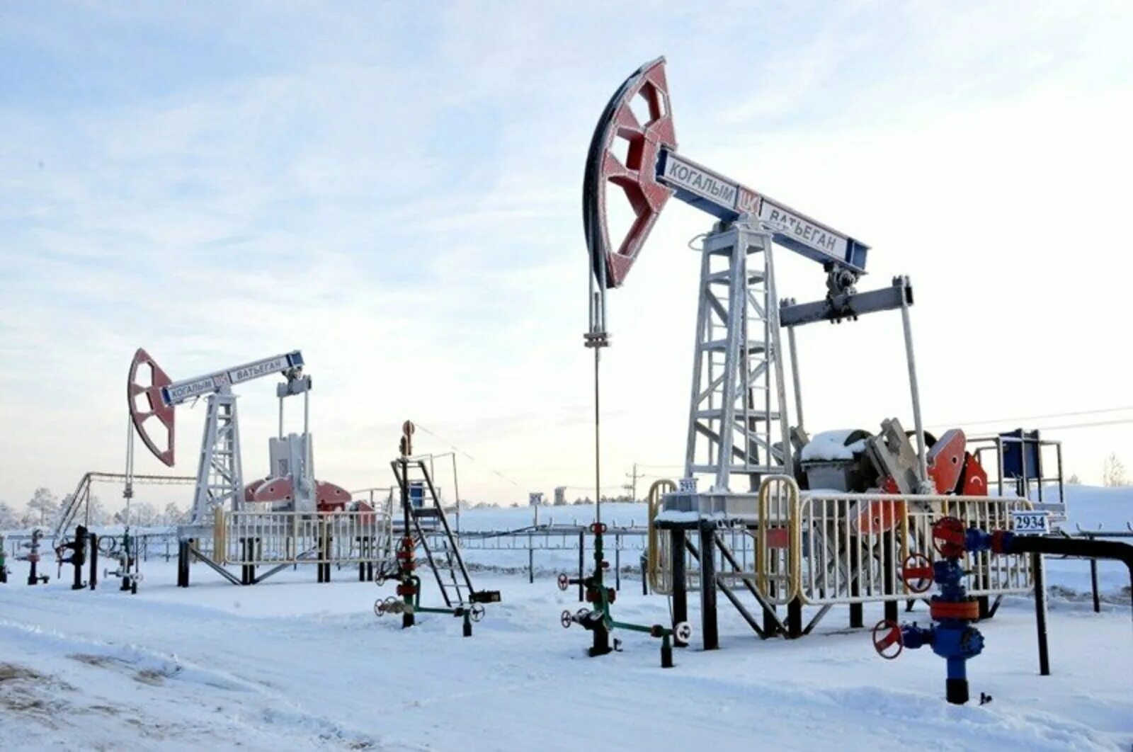 Нефтяная вышка Западная Сибирь. Нефтяные скважины Лукойл Западная Сибирь. Сибирь - нефтяное месторождение - вышка нефтяная..