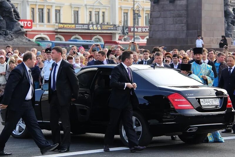 Кирилл гундяев. Батюшка кирилл патриарх машины. Номер патриарха. Номер патриарха. Мерседес пульман патриарха кирилла.