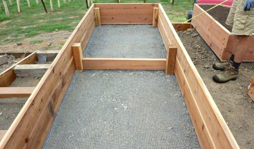 Грядки из досок. Высокие грядки из дерева. Высокие деревянные грядки. Деревянные грядки. Высокие грядки.