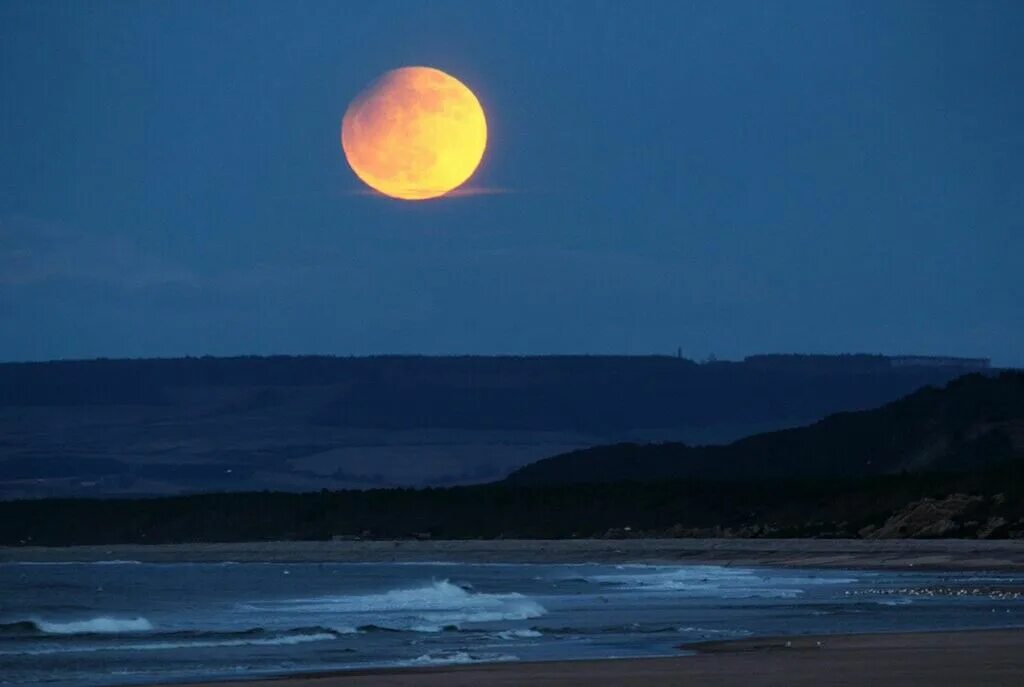 Когда видно луну. Eclipse Луна. Полнолунное затмение. Полнолуние затмение. Лунное затмение фото.