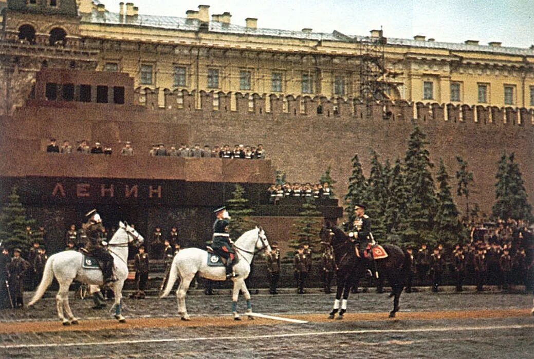 Где прошел первый парад. Жуков на параде Победы 1945. Жуков и Рокоссовский на параде Победы 1945. Жуков на параде Победы 24 июня 1945 года.