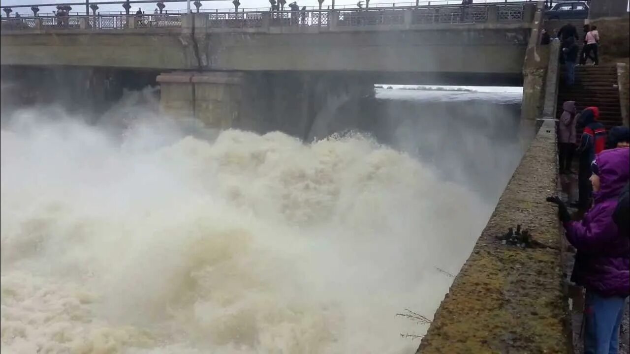 Сброс воды видео. Сброс воды на плотине в Дубне. Камера плотина Дубна. Дамба г Можга. Горицкая плотина спускали.