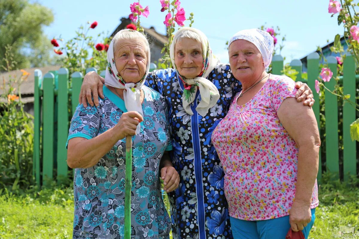 Деревня пенсионеров. Деревенская бабушка. Бабушка в деревне. Бабки в деревне. Бабуля в деревне.