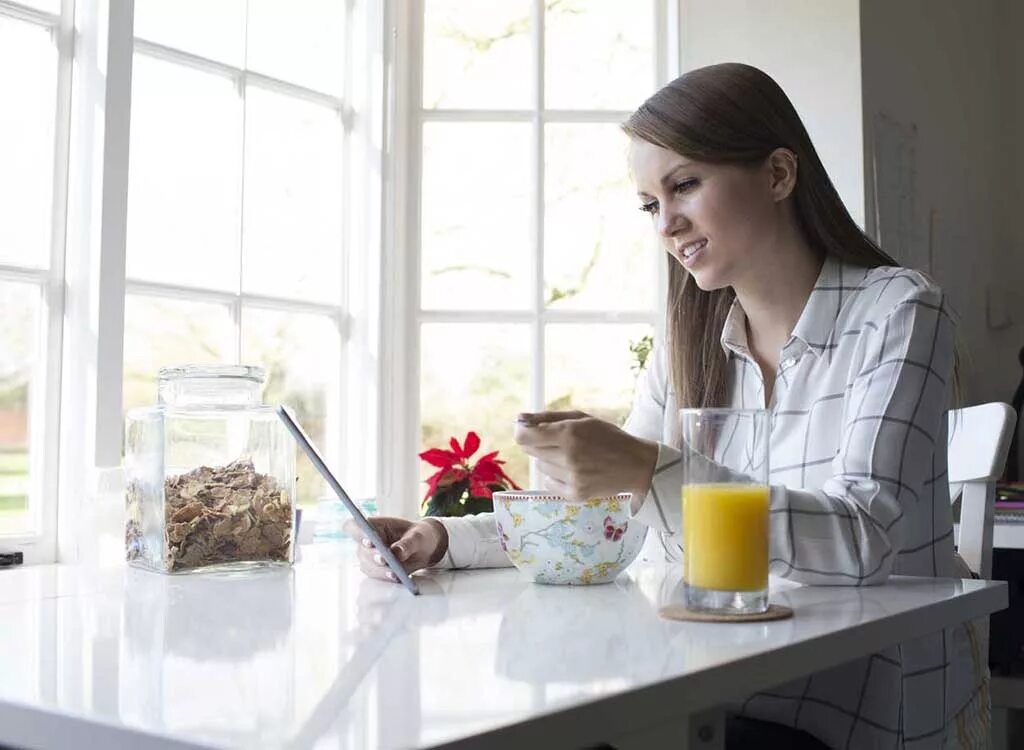 She breakfast at 7 o clock. Девушка завтракает дома. Перед завтраком. Завтрак нужен. Девушка завтракает за столом дома.