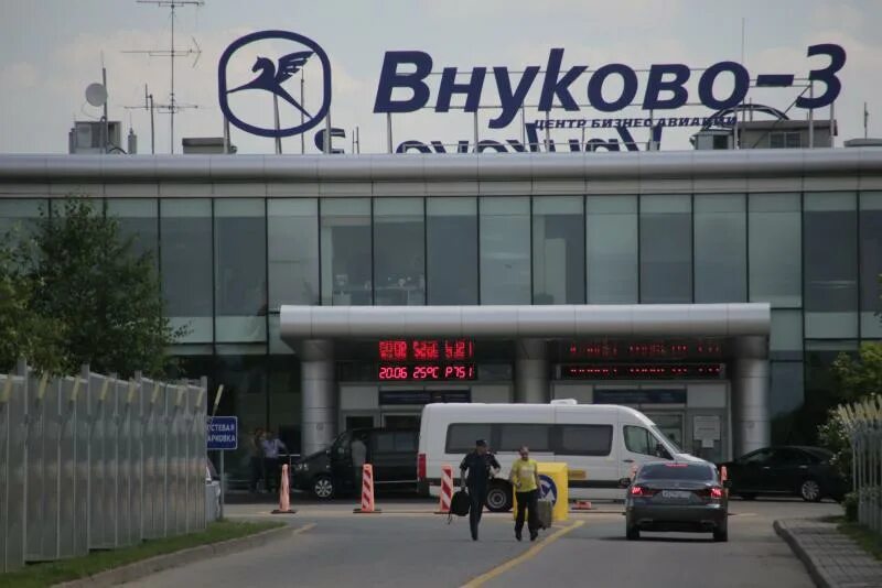 Аэропорт внуково снаружи. Аэропорт внуково снаружи. Внуково столбы. Ситуация в аэропорт внуково. Ситуация в аэропорт внуково.