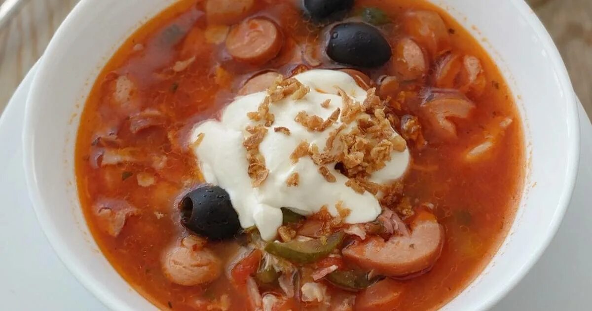 Солянка с колбасками. Солянка на курином бульоне с колбасой рецепт. Московская солянка. Солянка на курином бульоне с колбасой рецепт. Суп солянка с курицей.