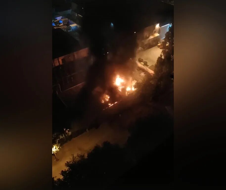 Пожар на Покрышкина 9. Пожар в окне. Пожар в Воронеже. Ночью сгорел дом.