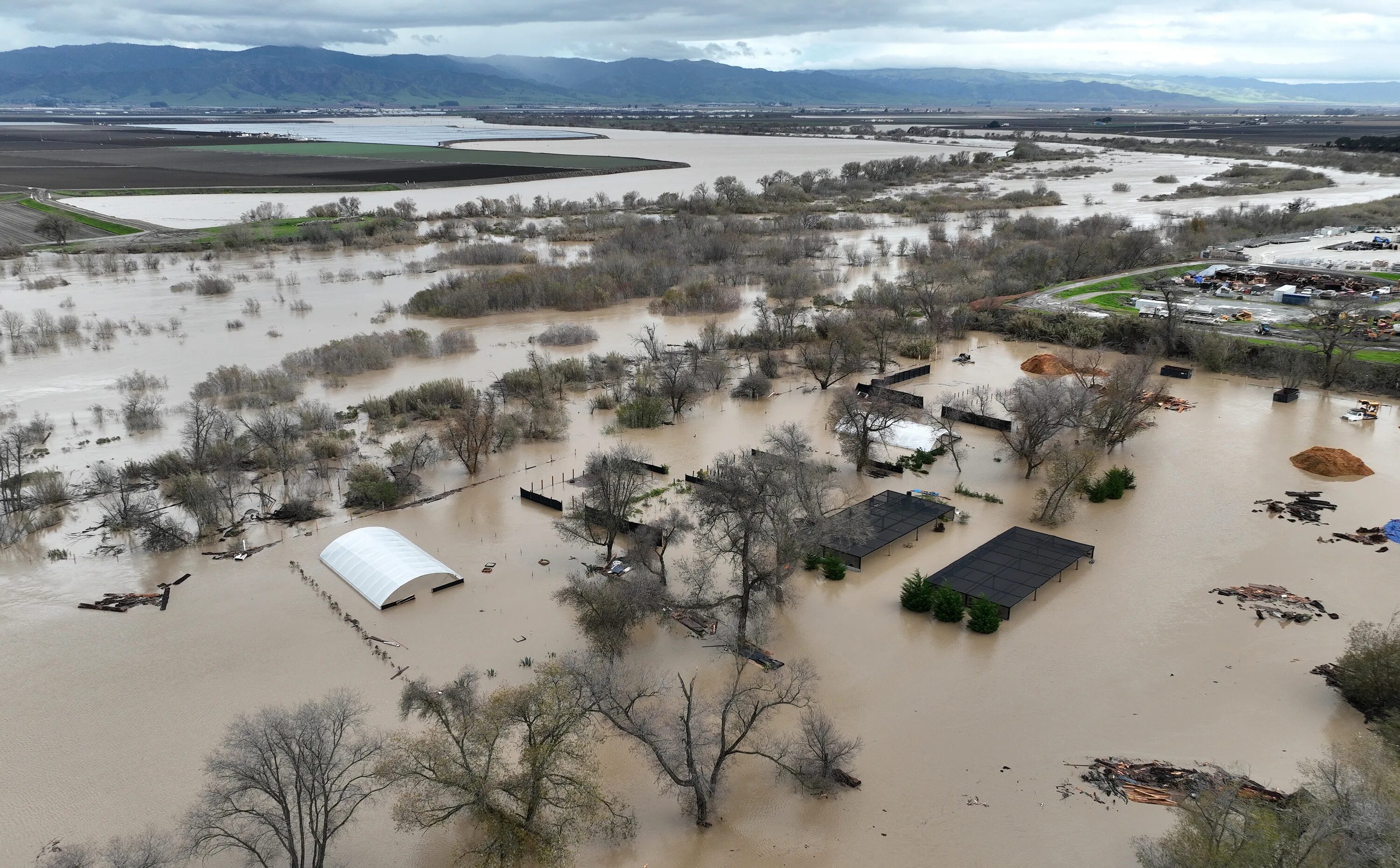 Flood natural disaster. Река Салинас-Ривер. Наводнение. Стихийные бедствия наводнение. Наводнение в Калифорнии.