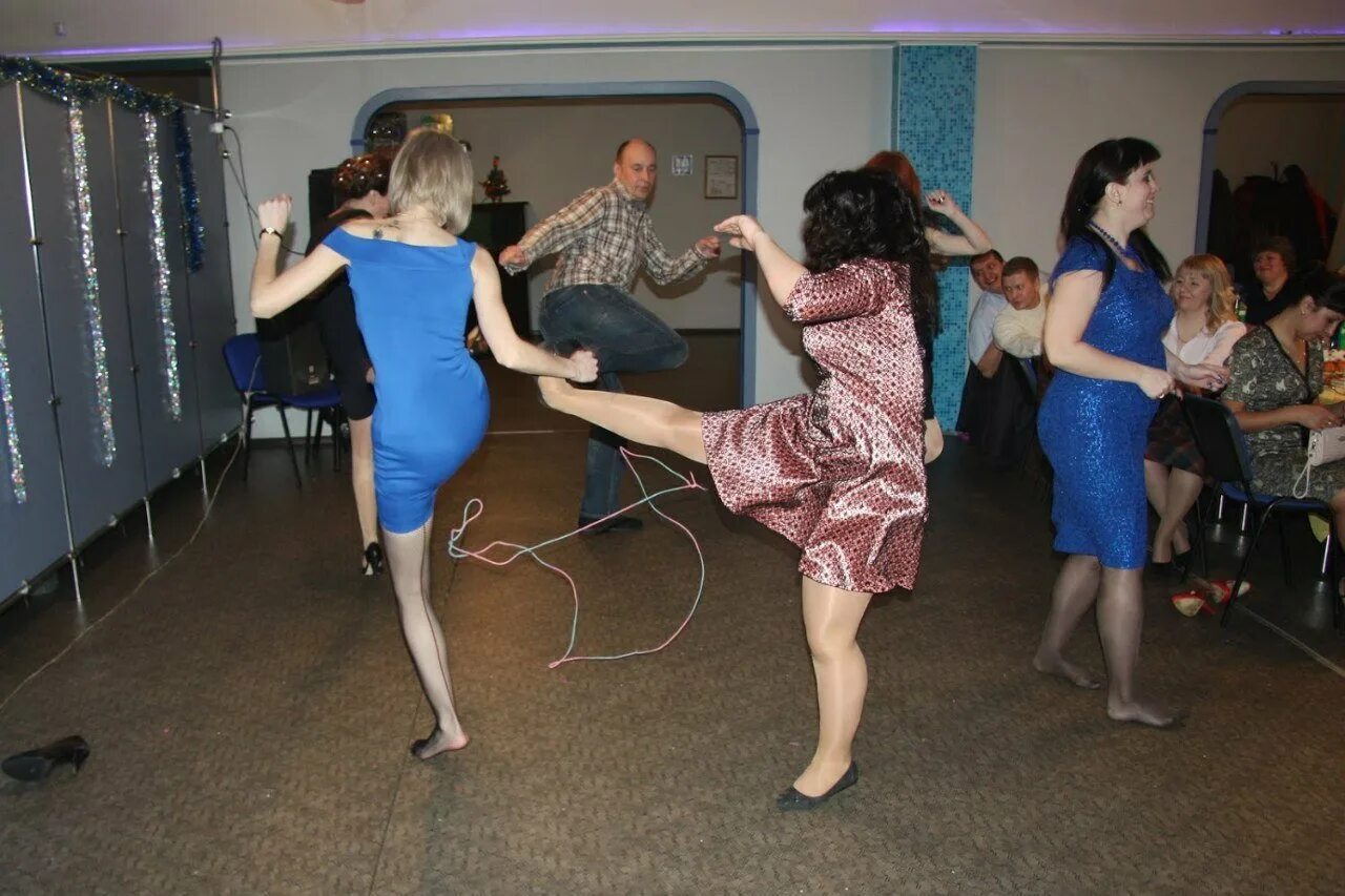Где пьяные танцуют. Танцы на корпоративе. Женщины танцуют на корпоративе. Женский корпоратив. Пляски корпоратив.