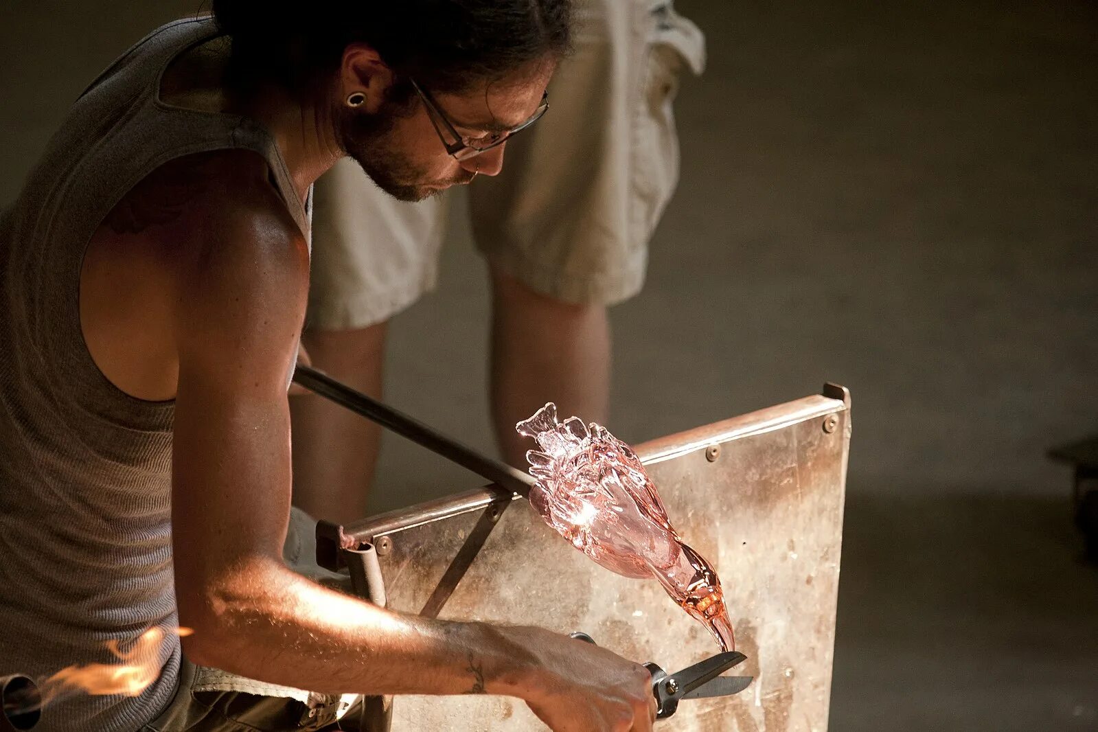 Включи стекло. Glassblower. Стеклодув хоррор. Man Glassblower. Картинка the Glassblower.