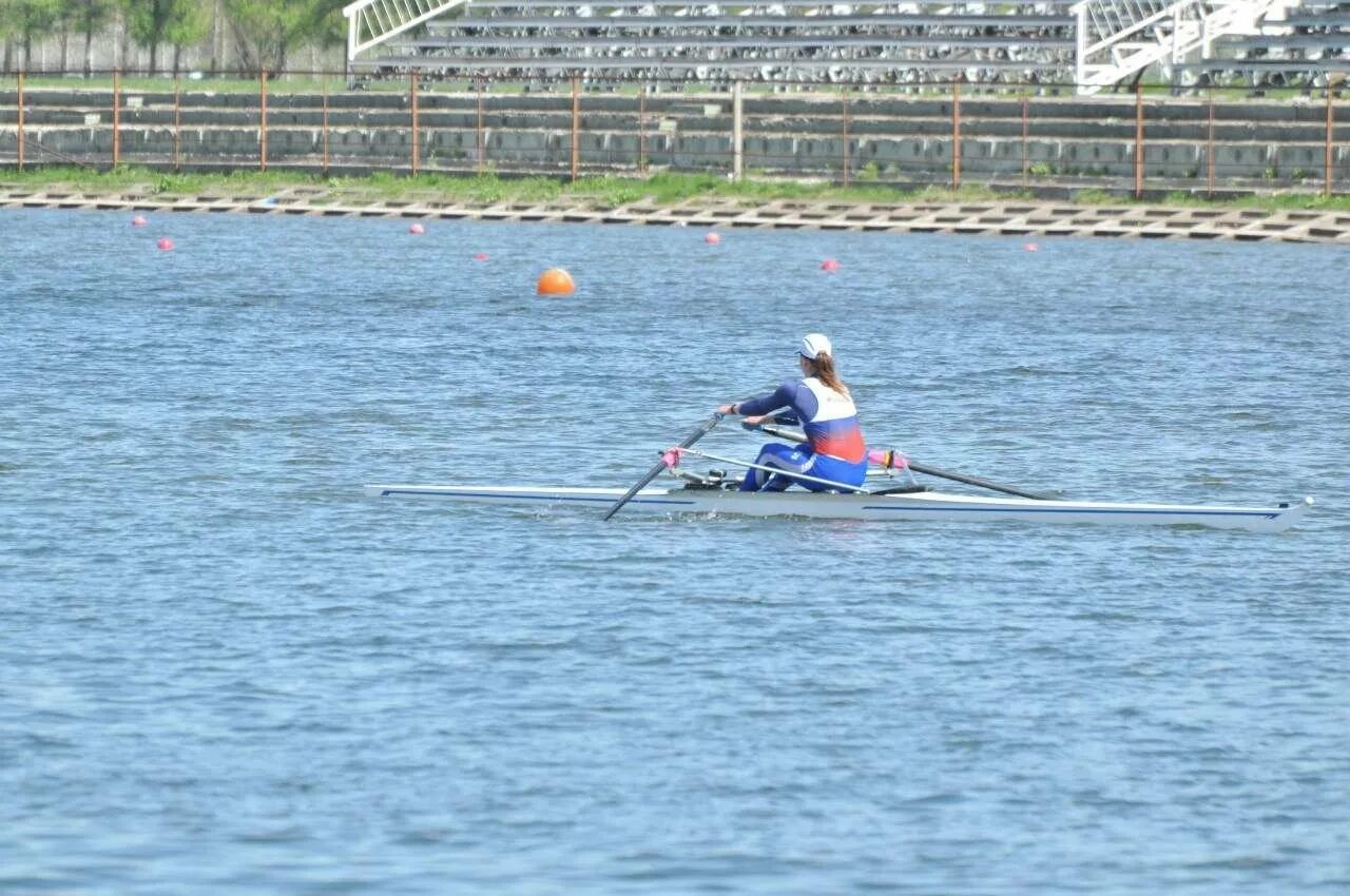 человек на байдарке. гайдарка. гайдарка. соревнования на байдарках. байдарка спорт.