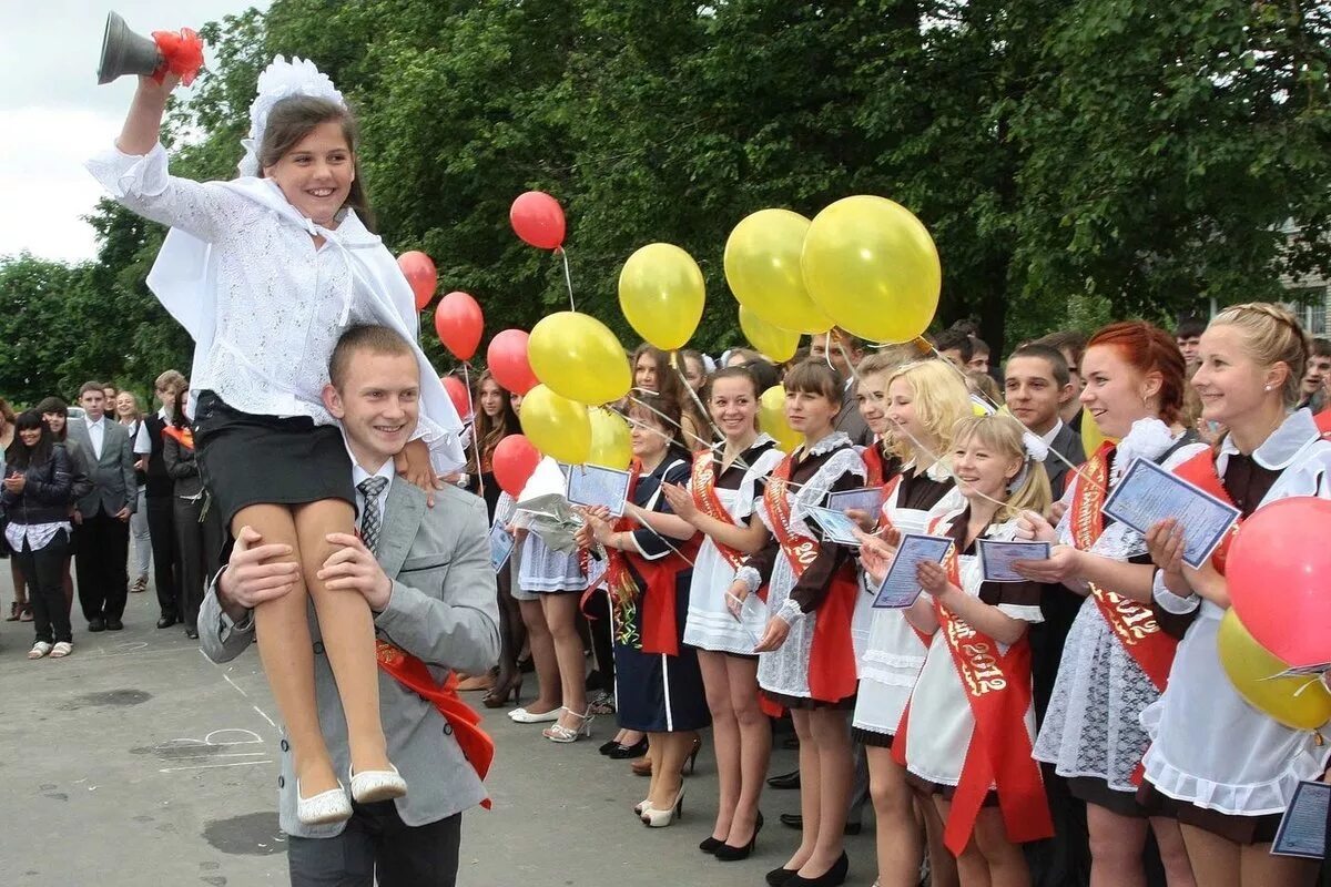 Школа 17 звонки. Школьные праздники. Выпускной праздник в школе. Выпускной в средней школе. Последний звонок школьники.