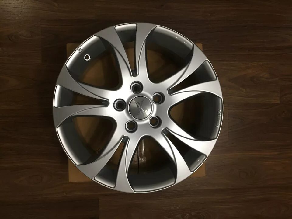 Диски р14 рено логан. Рено флюенс литые диски 15. Диск на рено логан r14. Диски рено меган 2 r16. Оригинальные диски рено r15.