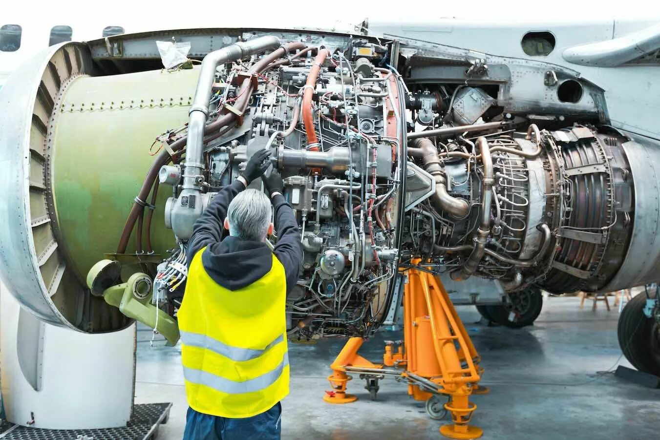 Самолетный двигатель. Обслуживание самолета. Авиационный электродвигатель. Техническое обслуживание самолета.