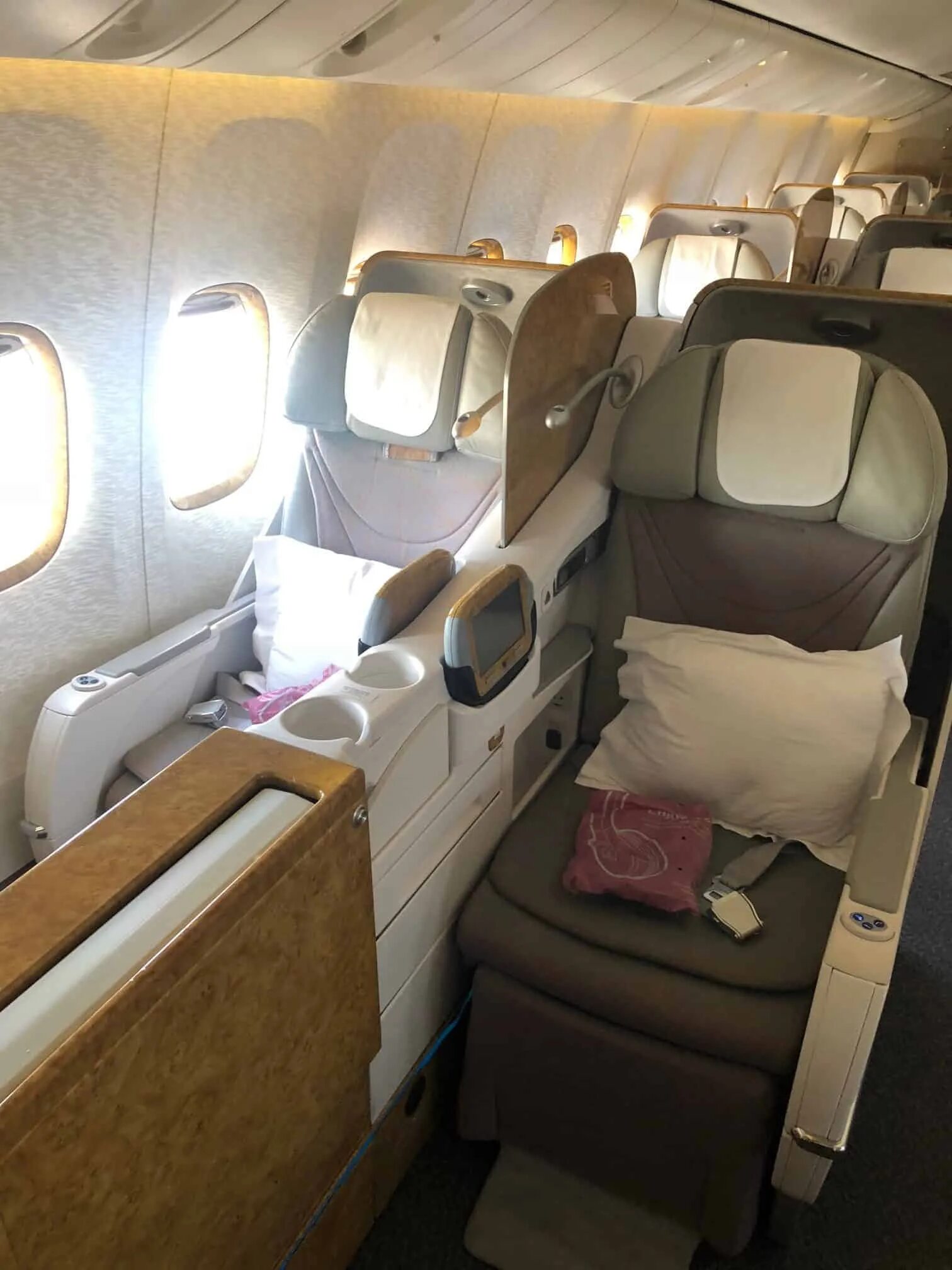 Боинг 777 бизнес класс. Emirates 777-300er first class. Emirates 777 300er Business class. Бизнес класс Эмирейтс Боинг 777.