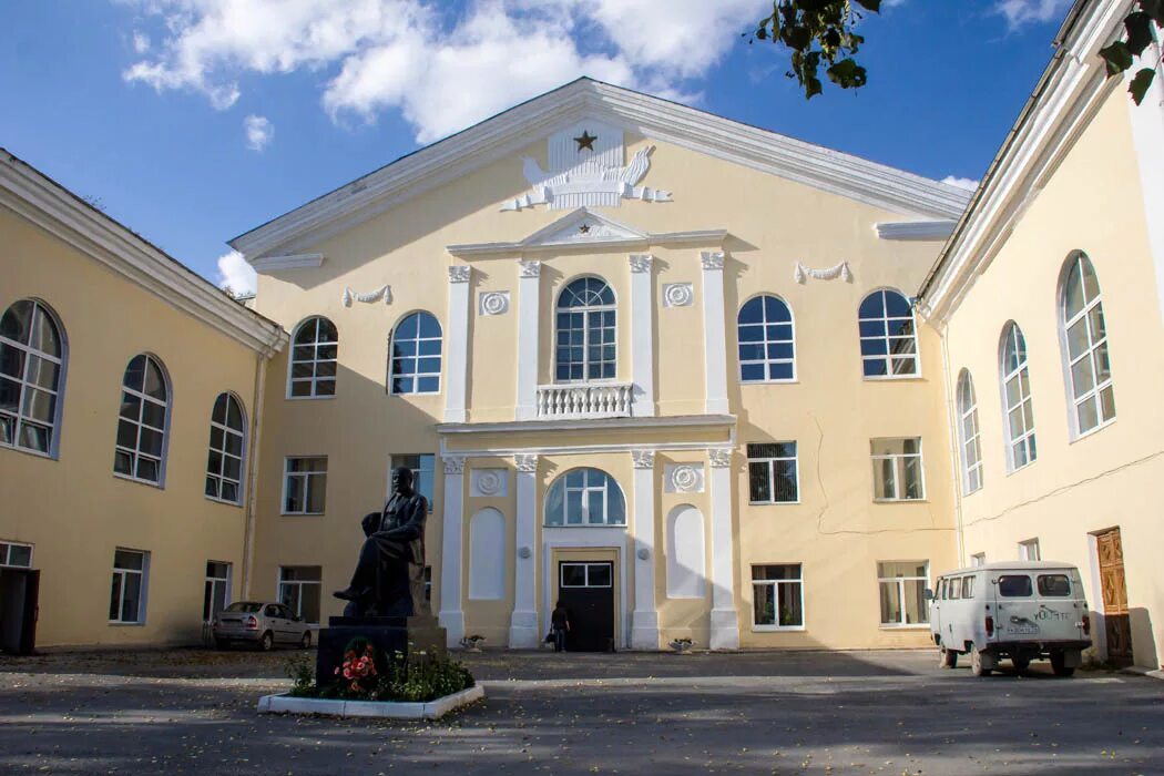 Дом купца патрина усть катав. Катав ивановск гостиницы. Катав ивановск гостиницы. Музей краеведческий усть-катав. Красный мост усть катав.