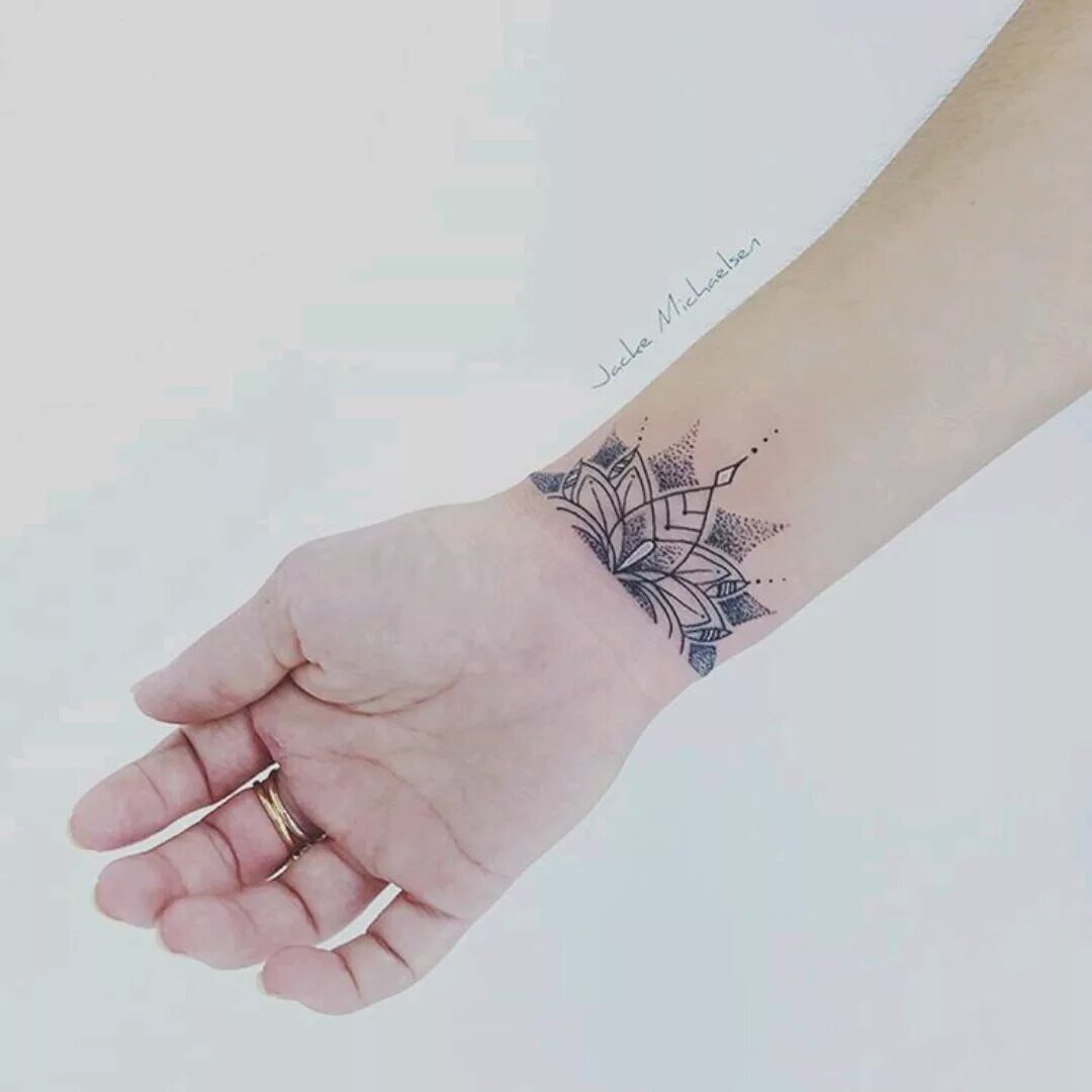 тату на кисти черные. тату на запястье. татуировки женские на руке маленькие. тату браслет на запястье для девушек. тату на руку для мужчин маленькие.