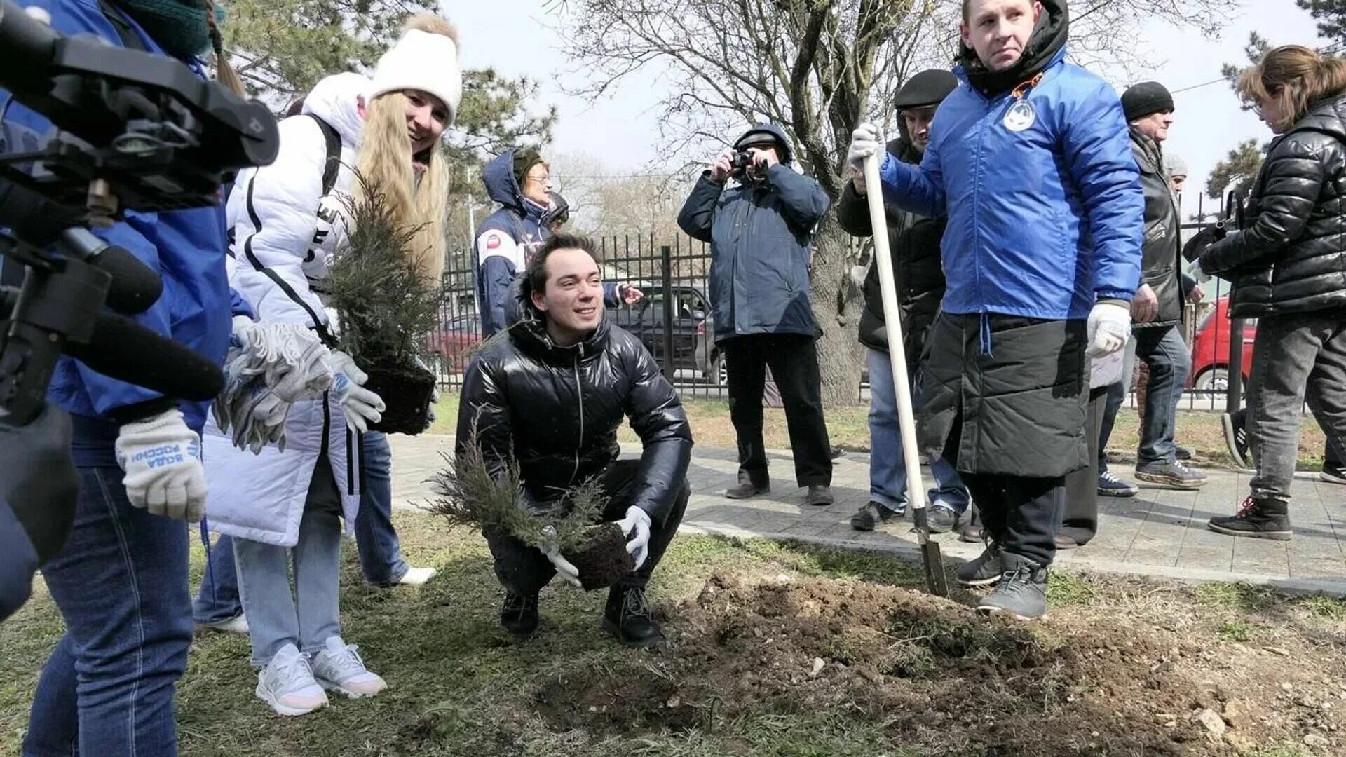 Высадка в севастополе. АНО сад памяти Степченко. Посадка деревьев волонтерами. Высадка деревьев акция. Сад памяти Севастополь 2022.