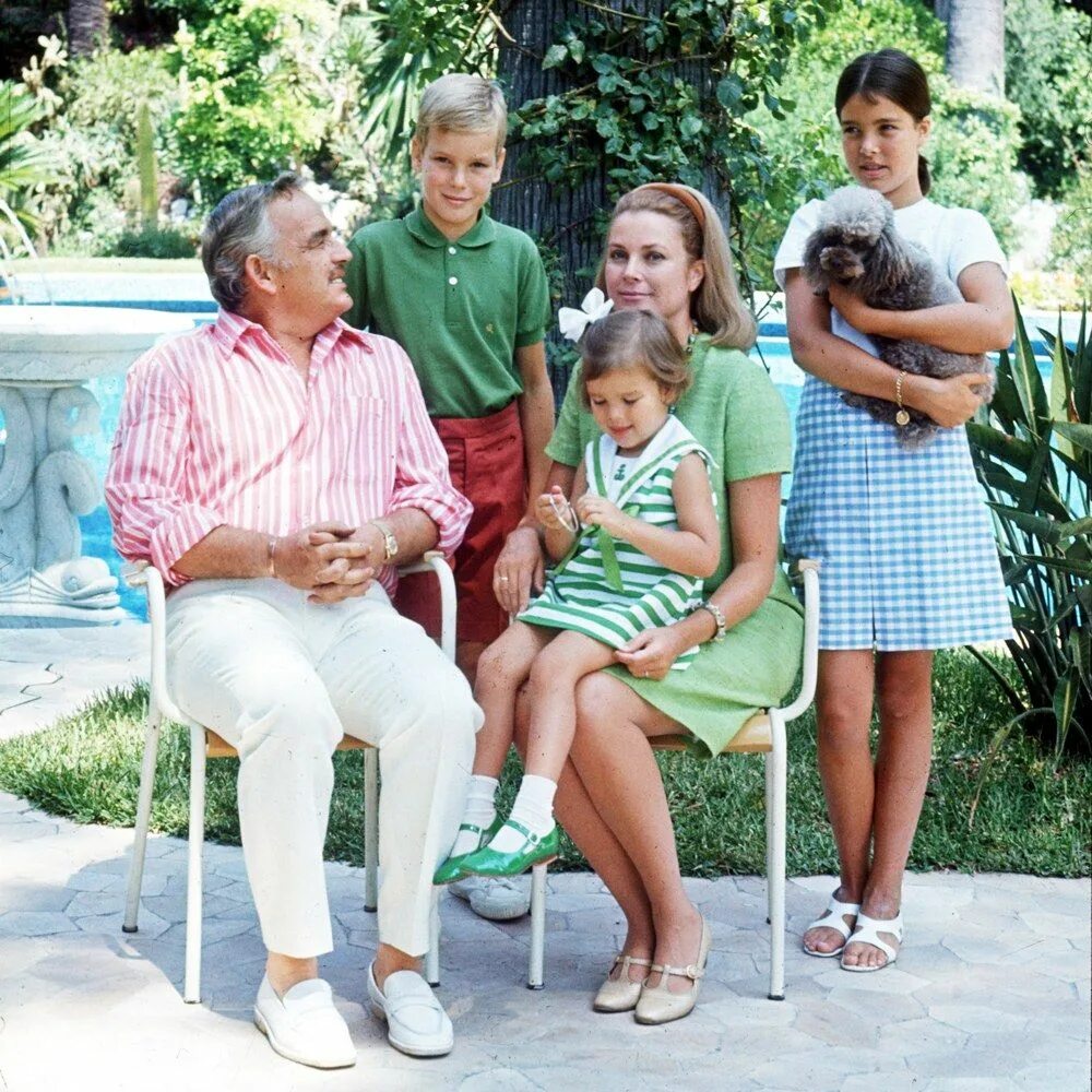Дети грейс келли. Королевская семья Монако Грейс Келли. Королевская семья Монако дети Грейс Келли. Грейс Келли с семьей. Грейс Келли с детьми.