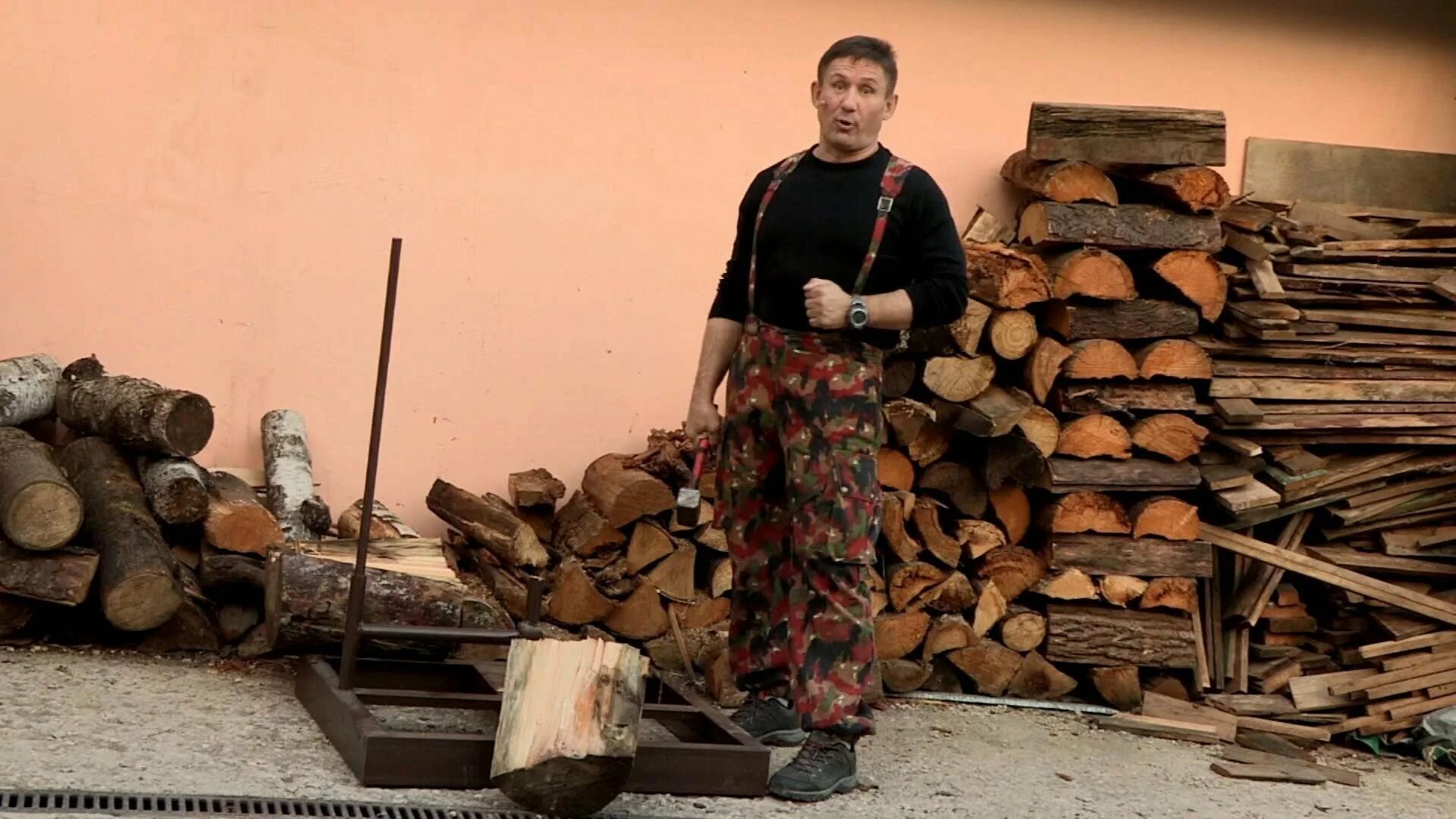 Колет дрова. Мужчина колет дрова. Мужчина рубит дрова. Колет дрова. Мужчина рубит дрова.