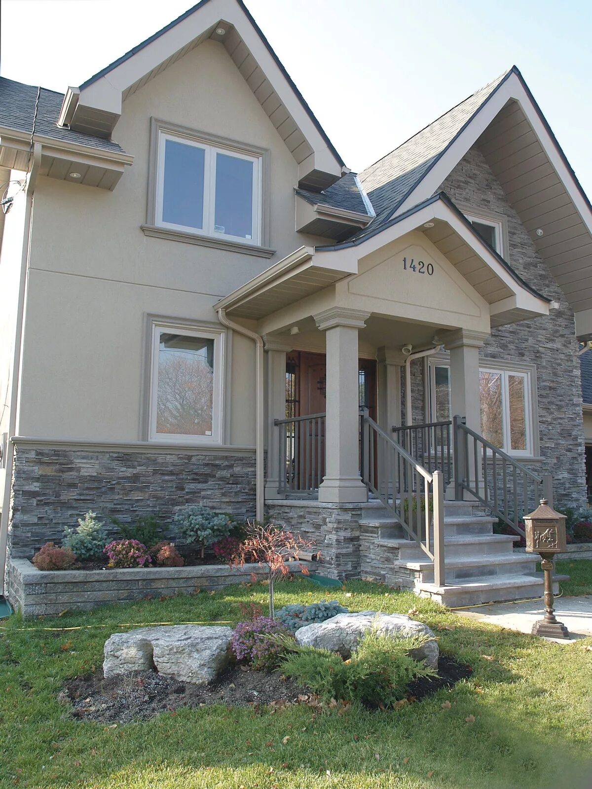 Декоративный фасад. Отделка фасада камнем и штукатуркой. Камнем отделка домов частных. Отделка фасада штукатуркой и камн. Отделка фасада.