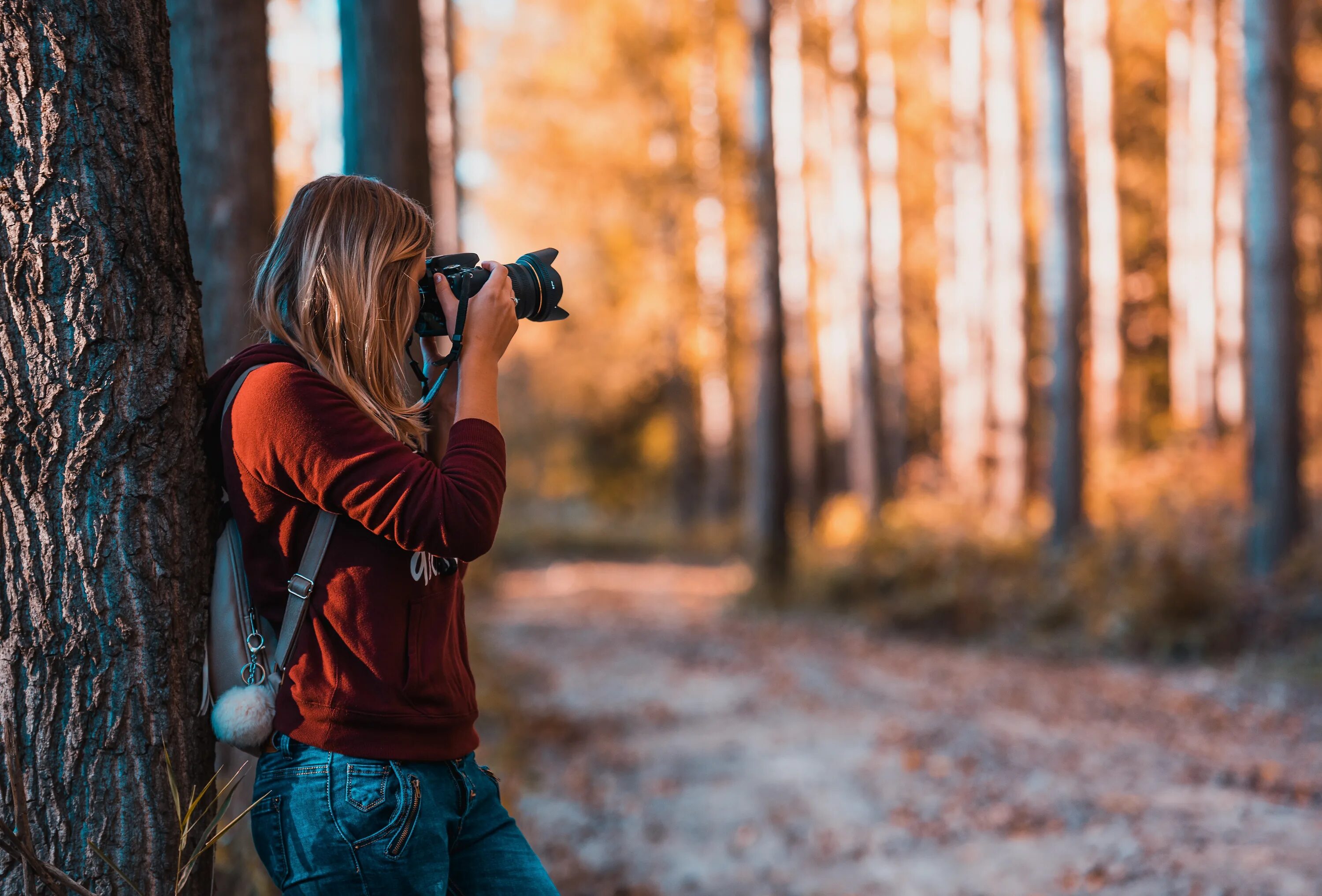 Удивление в лесу. Девушка с фотоаппаратом. Фотосессия с фотоаппаратом. Фотоаппарат на природе. Совушка с фотоаппаратом.