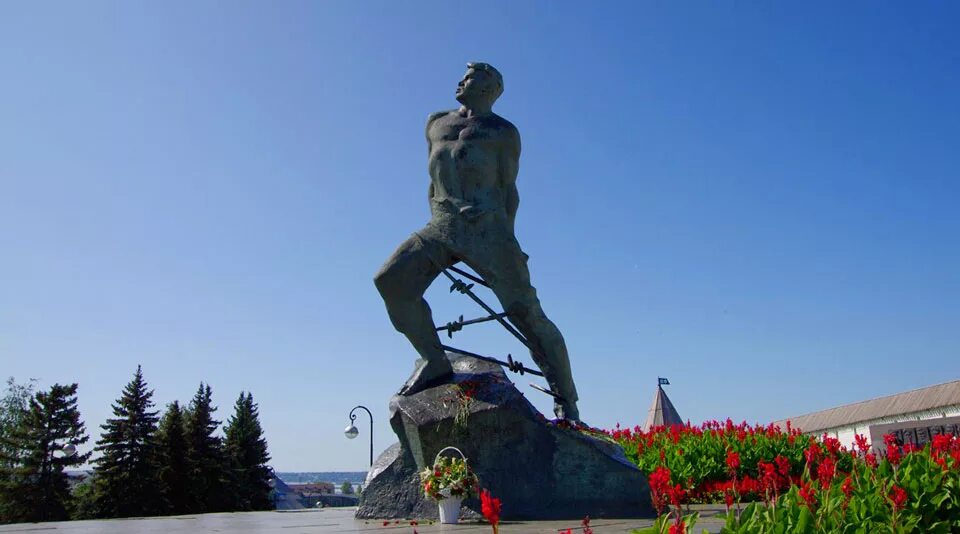 Джалиль татарстан. Памятник мусы джалиля в казани. памятник мусе джалилю. памятник муса джалилю в казани. муса джалиль памятник.