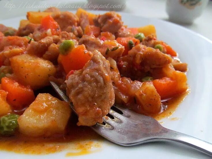 Курица по турецки. Соте из курицы с овощами. Курица с овощами по турецки. Турецкие блюда овощи. Соте из свинины с овощами.