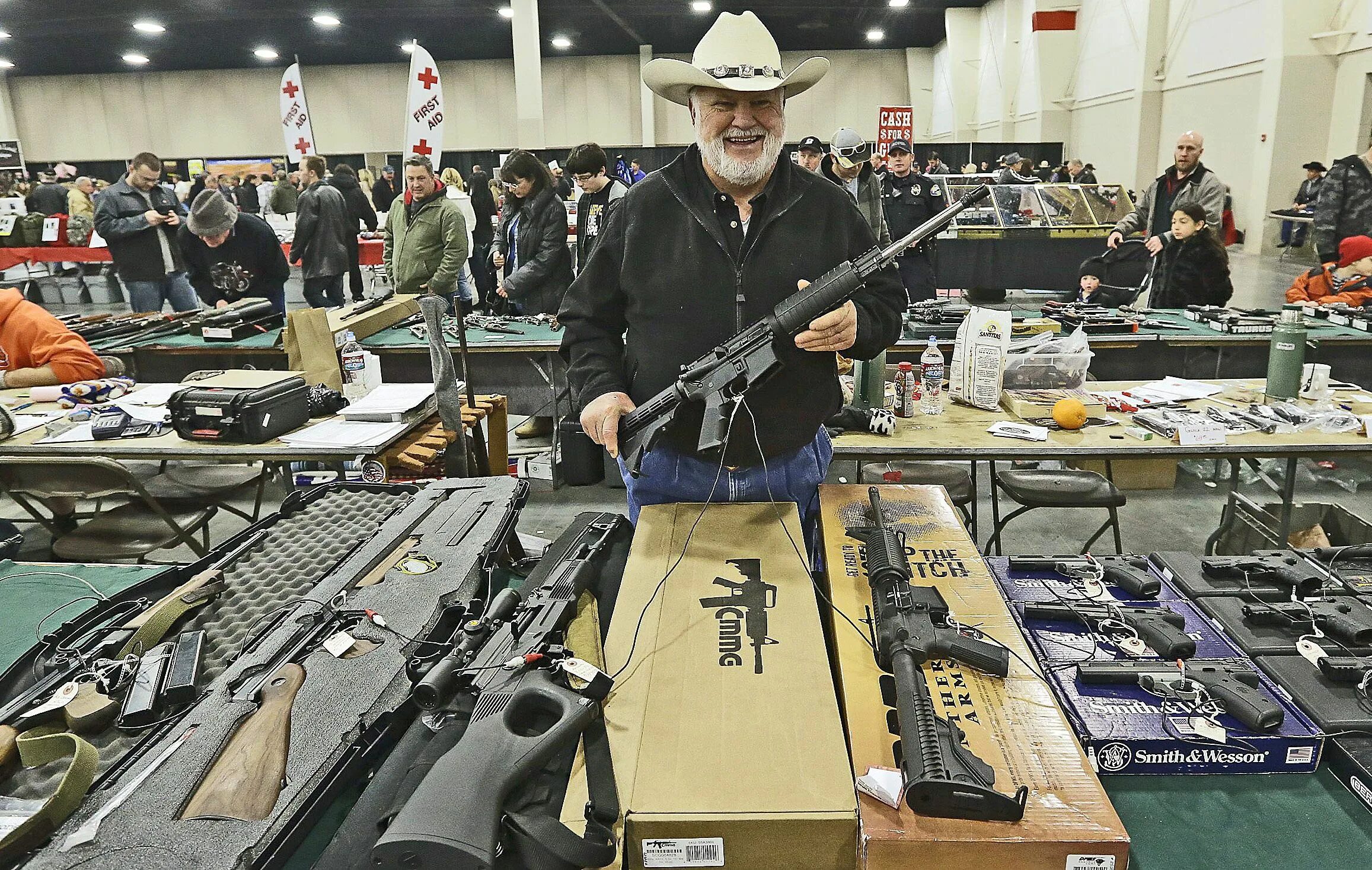 Оружие на гражданских судах. Ярмарка оружия в США. Оружейный магазин в Техасе США. Штат Техас оружейные магазин. Рынок оружия.