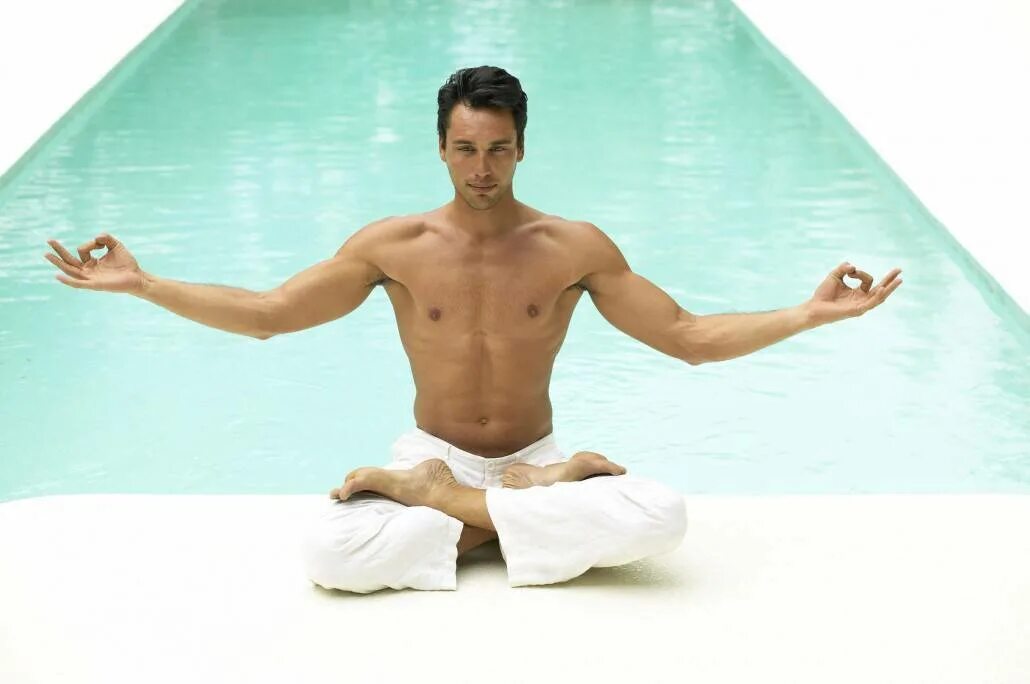 Расслабляющее видео для мужчин. Здоровое тело мужчины. Мужчина в позе йога. Мужчина в позе лотоса. Мужчина медитирует.