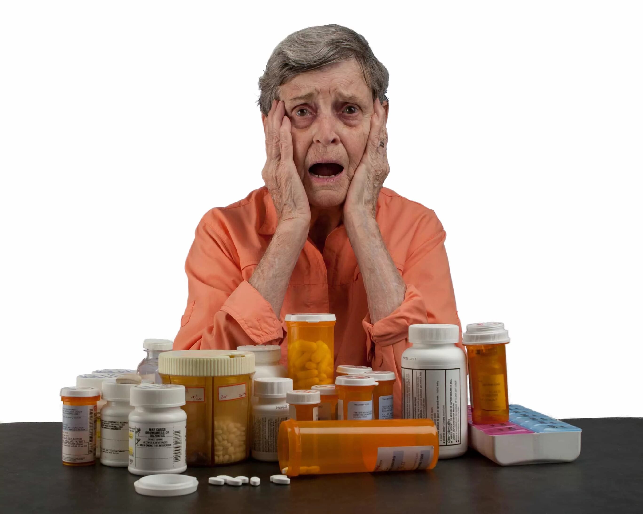 Бабушке стало лучше выпив лекарство. Бабка с таблетками. Бабушка пьет таблетки. Таблетки для пожилых. Пожилая женщина с лекарством.
