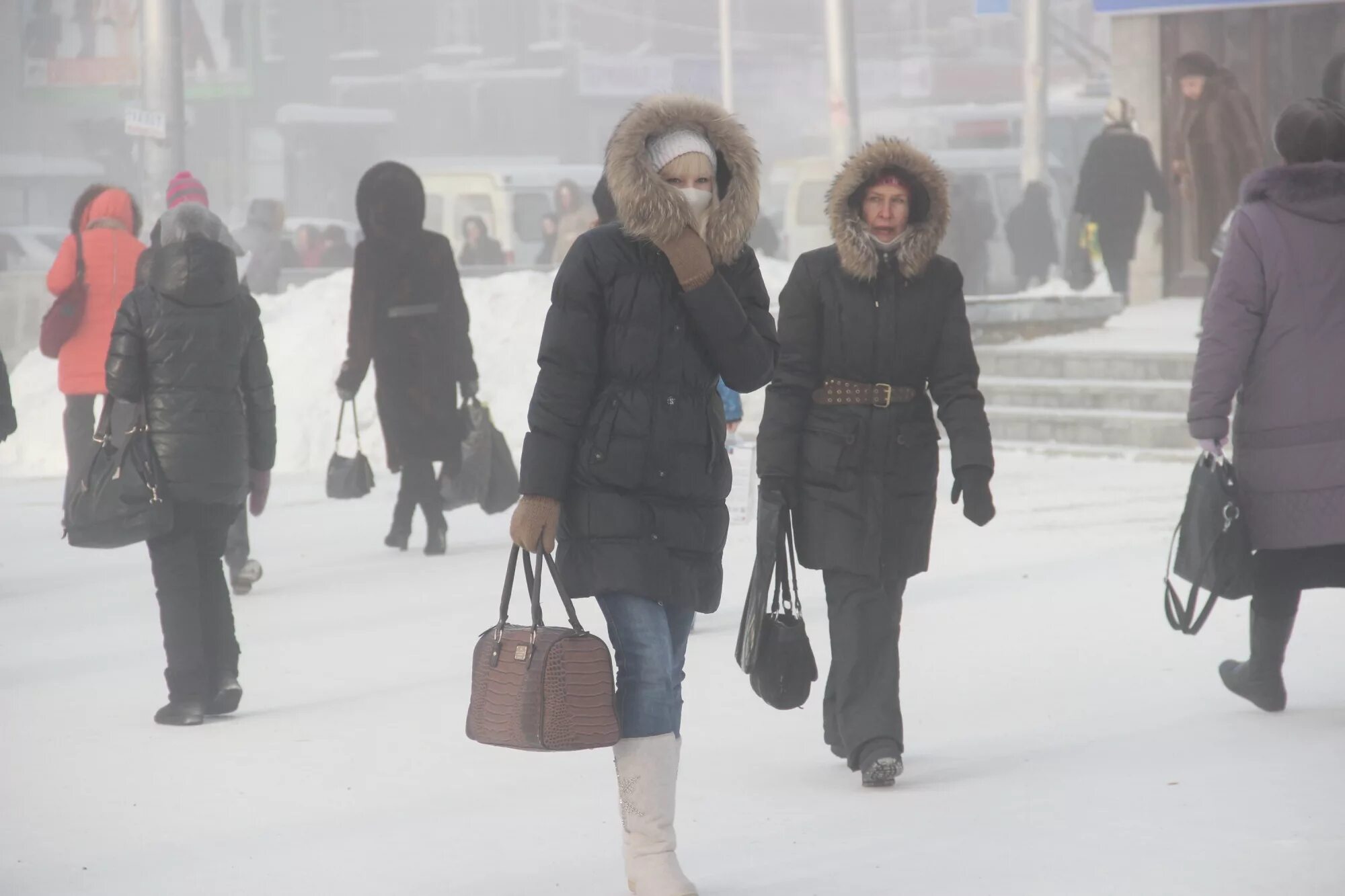 Люди зимой. Люди в городе зимой. Зимний житель. Новосибирск зимой люди. Сильные морозы в новосибирске