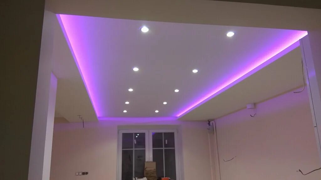 Светодиодная RGB подсветка потолка. Двухуровневый потолок с подсветкой РГБ. Световые линии на натяжном потолке. Двухуровневые потолки с RGB подсветкой. Натяжные потолки реутов