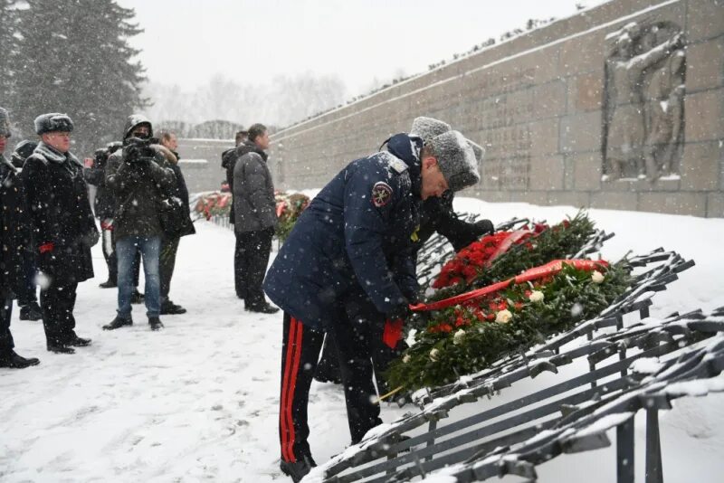 Блокада российских. Пискаревское кладбище 27 января. Снятие блокады Ленинграда Пискаревское кладбище. Пискарёвское мемориальное кладбище 27 января. День снятия блокады Ленинграда Пискаревское кладбище.