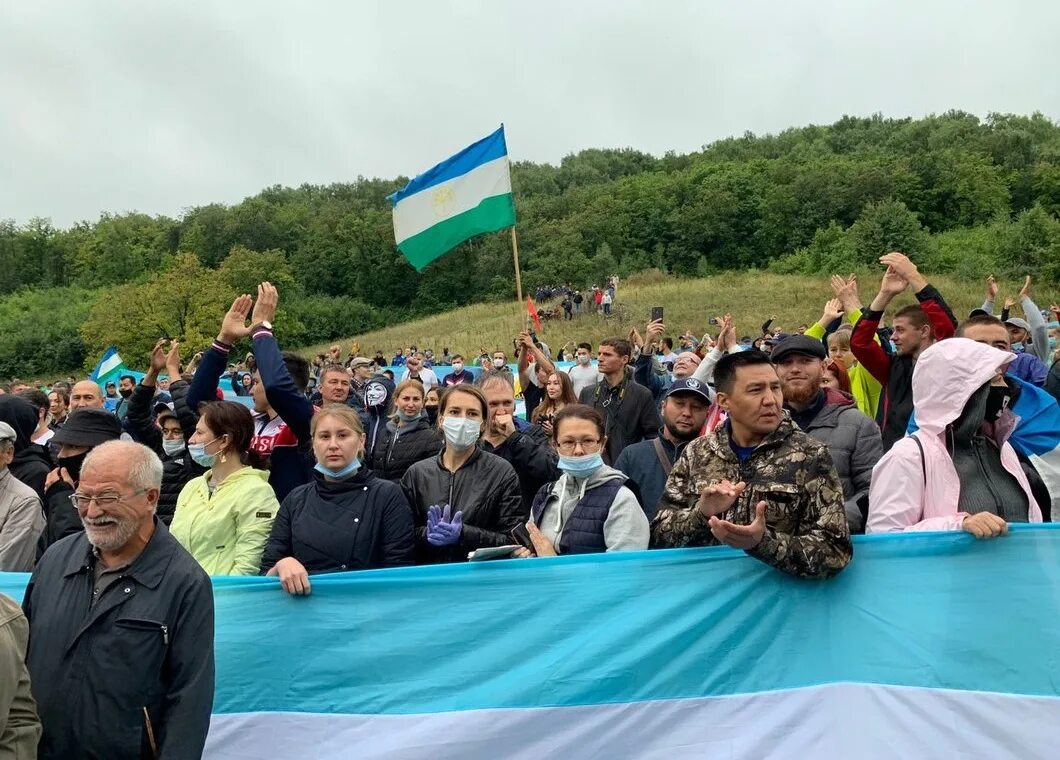 В башкирии люди вышли на митинг. Куштау башкирия протесты. гора куштау митинги. шихан куштау протесты. митинг в башкирии 2025 куштау.