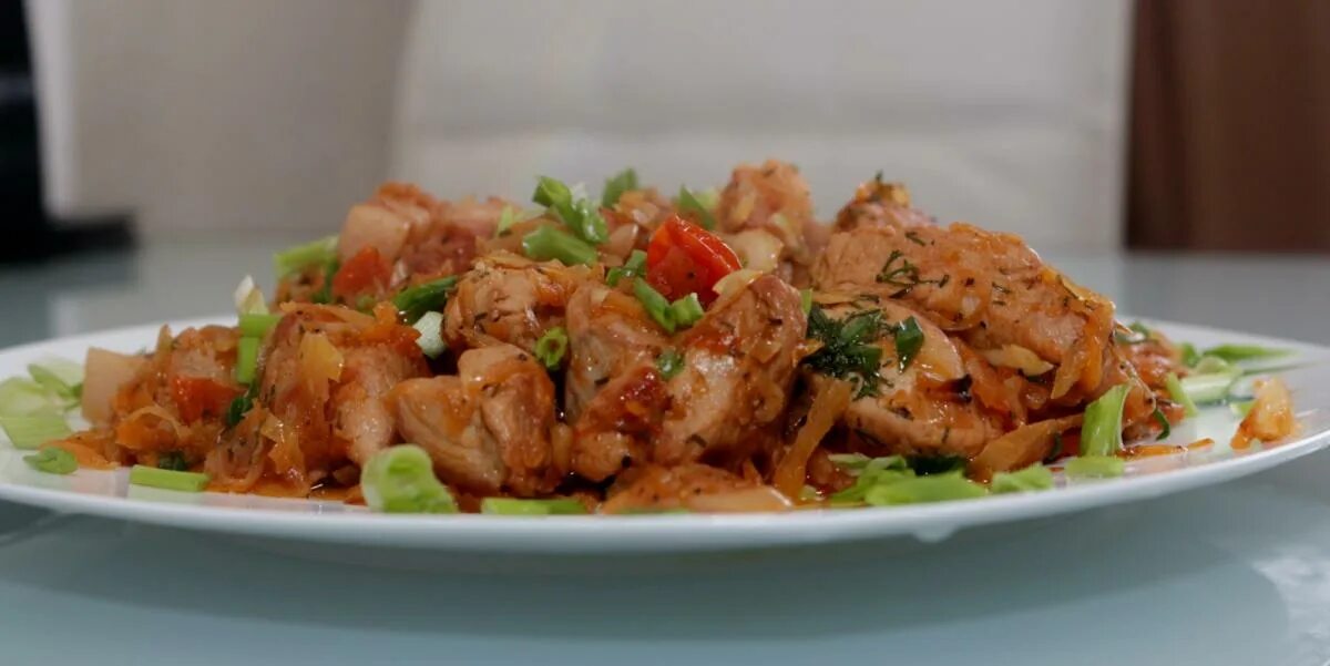 Тушеная свинина с квашеной капустой. Свинина тушкована. Тушёная капуста с картошкой. Тушеная со свининой. Бигус (свинина, тушеная с капустой) 300\8 главобед.