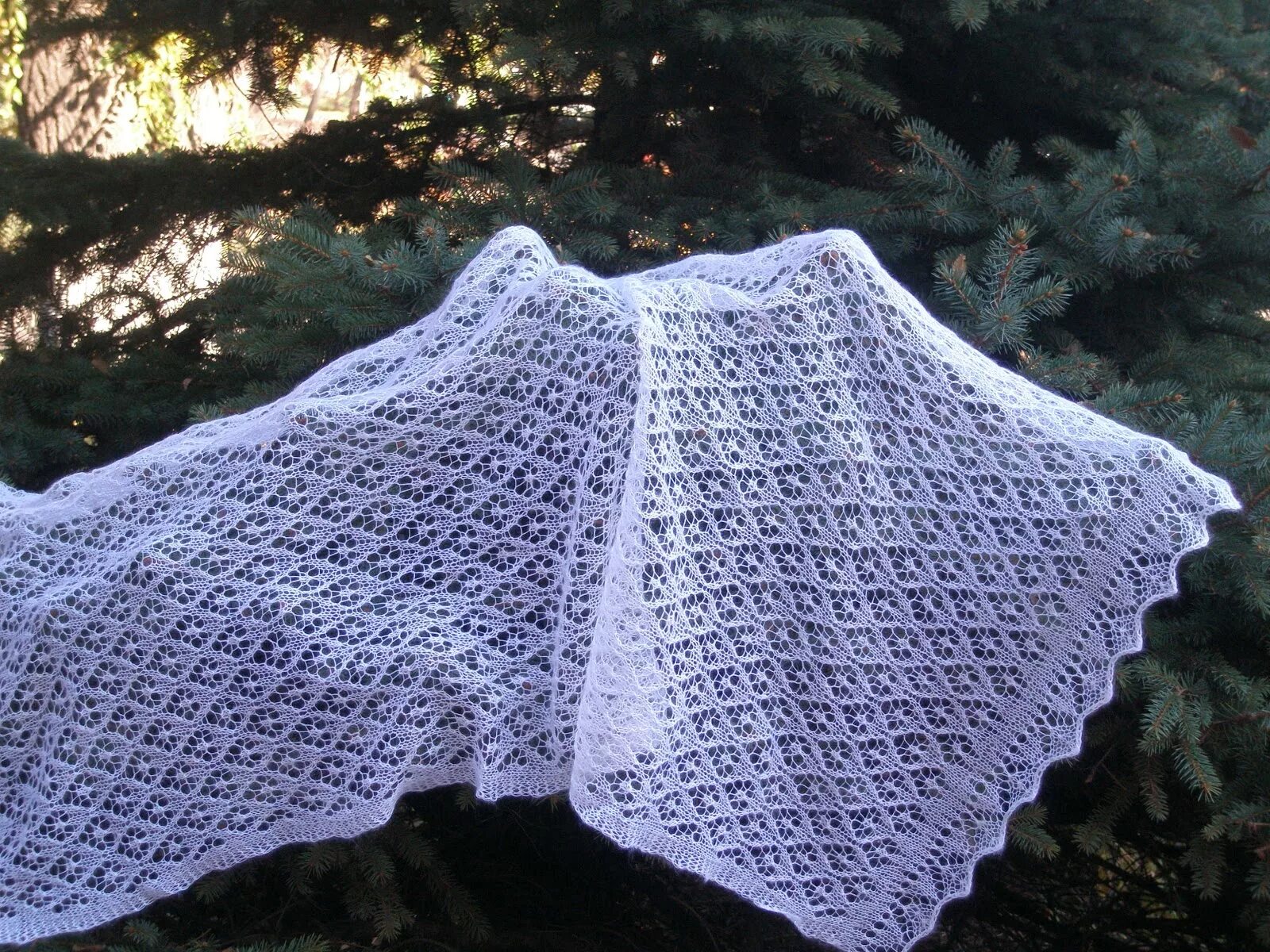 Палантин спицами мастер класс. Палантин спицами. воздушный палантин спицами. палантин паутинка спицами. палантины спицами от середины.
