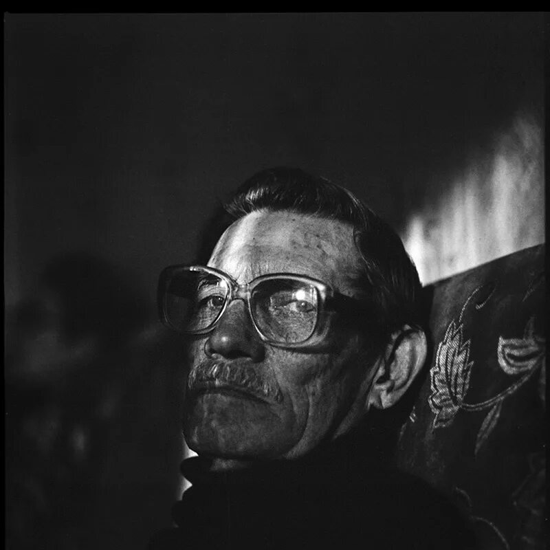 Болит спина фото. Отец боли. Страдающий человек. Отец с больным сыном. Грустные стихи о душевной боли.