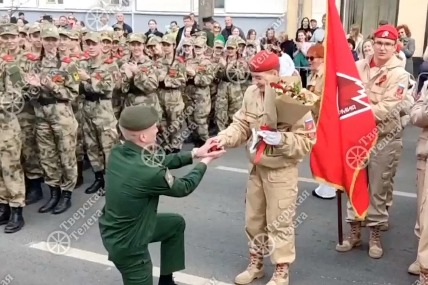 Сделал предложение на красной площади. Парад в твери 9 мая. Курсант сделал предложение на параде. Юнармия тверь. Парад независимости запорожье зигует.