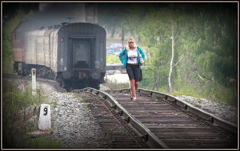железная дорога ночью. уходящий поезд. поезд ушел. уходящий вагон поезда. уходящий поезд.