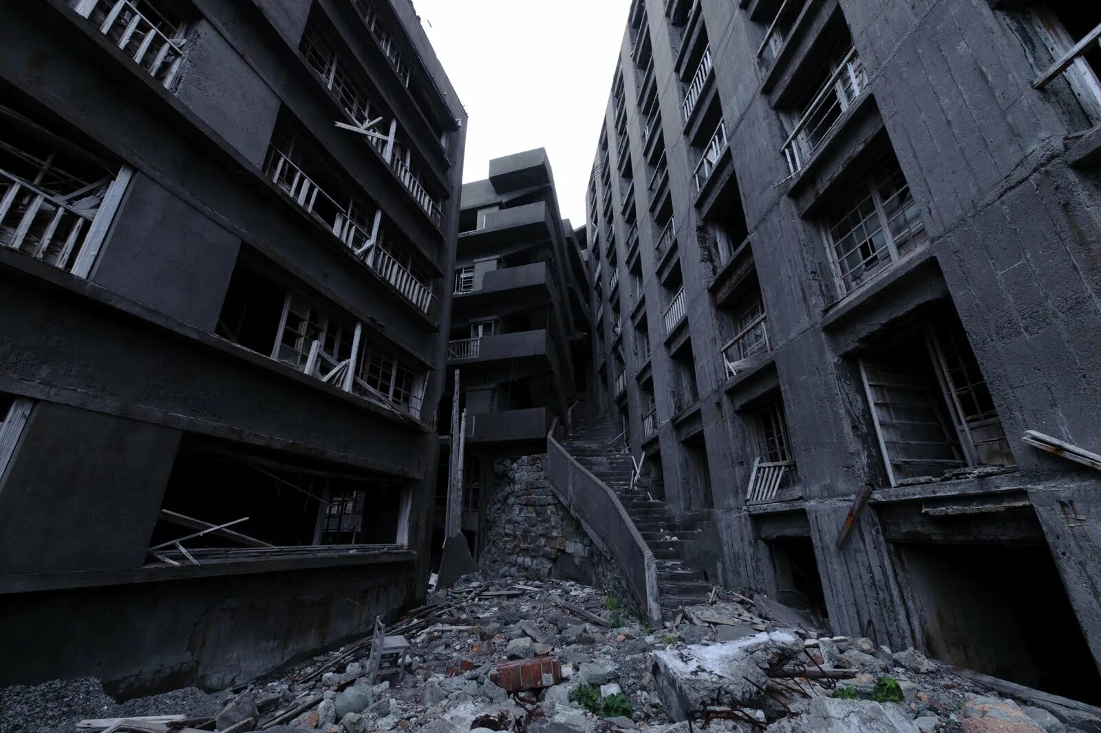 Заброшенный остров в японии хасима. Заброшенный остров гункандзима, япония. Остров-призрак фрисланд. Ужасные миры фото. Остров хасима 1950.