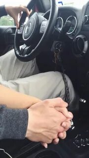 2 руки в машине