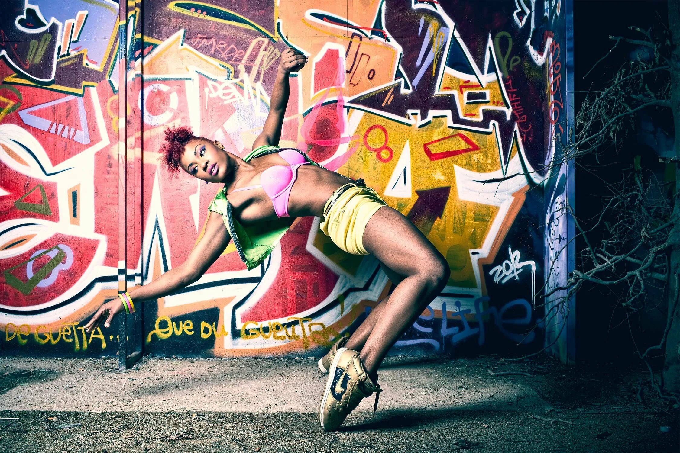 Регетон шампан перевод. Элени облака певица. Регетон шампан перевод. Танцор реггетон. Farina певица.