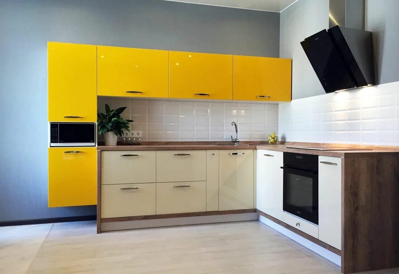 кухня с желтыми фасадами. гарнитур с антресолями желто черный. кухонный гарнитур желтый с серым. желто-белый гарнитур. желтый кухонный гарнитур.
