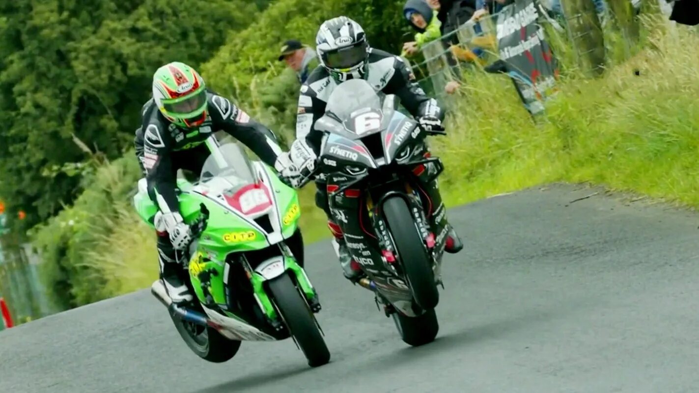 Гонки тт на острове мэн. Гонки на острове мэн видео. Гонки на острове мэн аварии. Остров мэн гонки на мотоциклах. Гонки на острове мэн 2018.