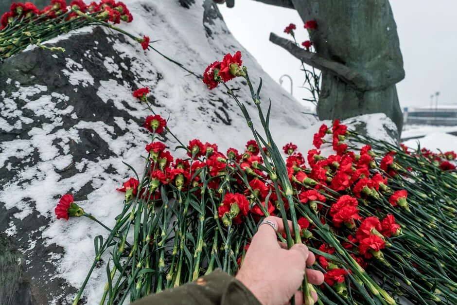 2 Февраля Сталинградская битва Мамаев Курган. Мамаев Курган гвоздики. Цветы 2 февраля Мамаев Курган. Сталинградская битва гвоздика. Возлагать гвоздики