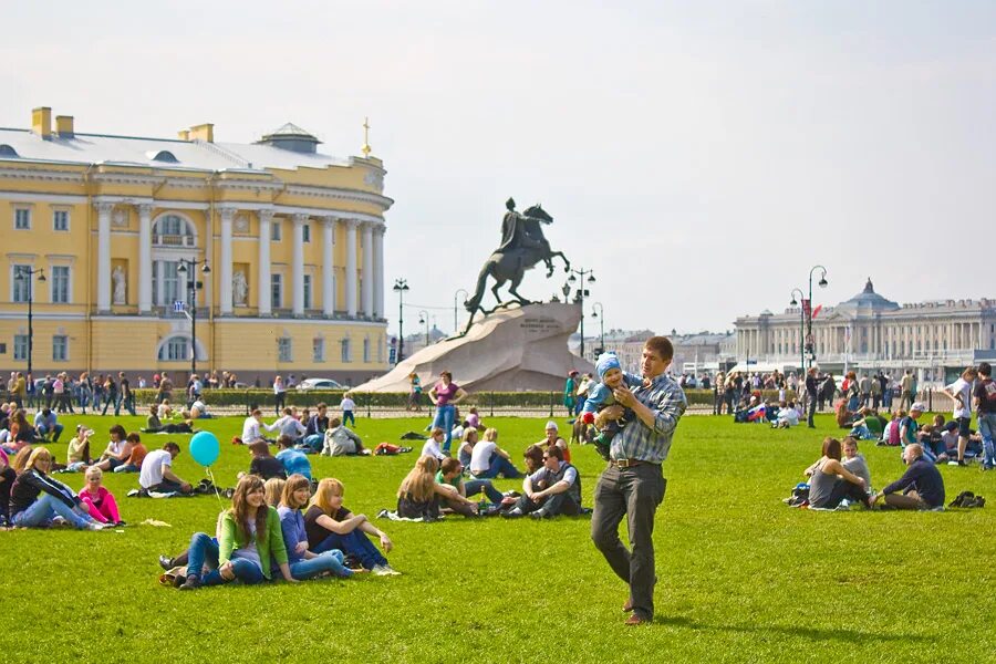 Какой будет май в санкт петербурге. Майский Питер. Санкт-Петербург май. Санкт-Петербург в мае. Майские праздники в Санкт-Петербурге.