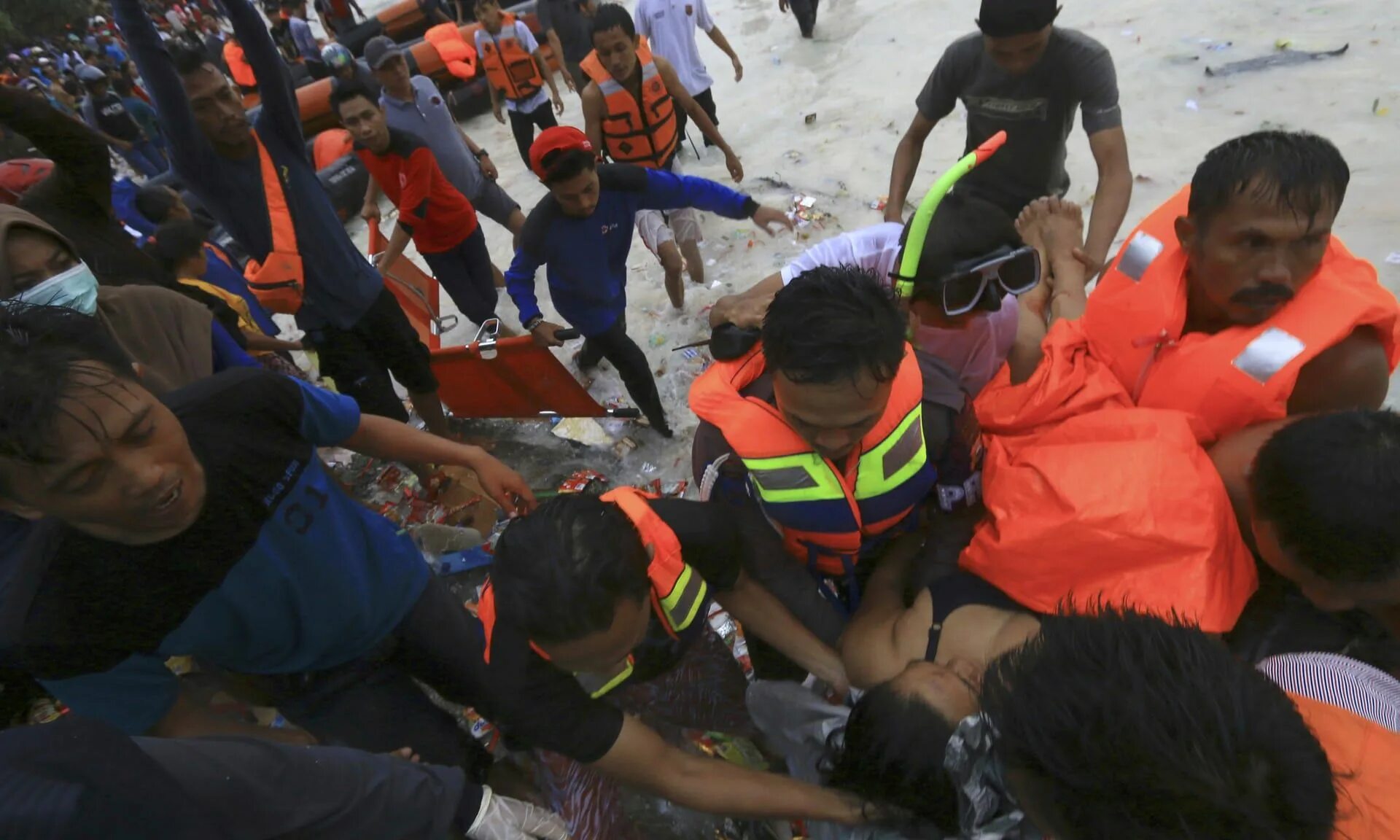 Затонувший паром в Индонезии. Южный Сулавеси затонул. Паром утонул.